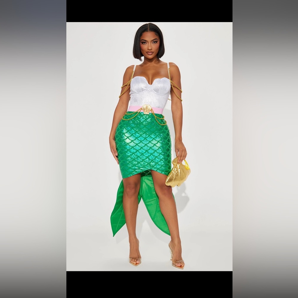 NWT comes with gold seashell purse